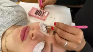 Lavoro su Modella Extension Ciglia Lavoro su Modella Extension Ciglia