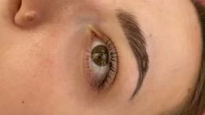 Modella Laminazione Ciglia e Sopracciglia Modella Laminazione Ciglia e Sopracciglia